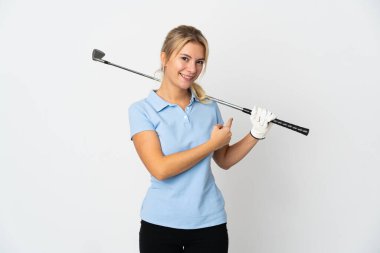 Beyaz arka planda izole edilmiş genç bir Rus golfçü kadın.