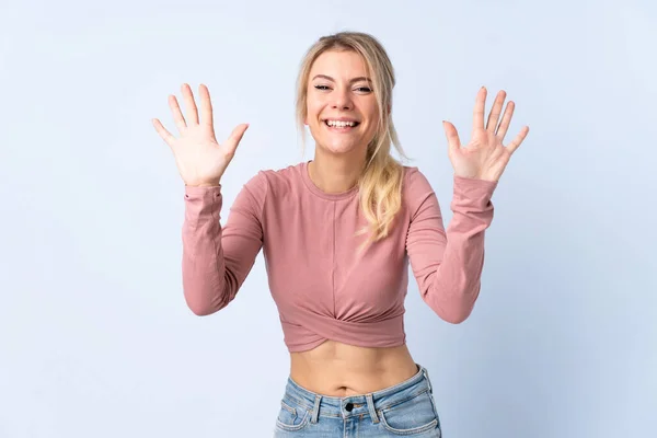 Blond Vrouw Geïsoleerde Blauwe Achtergrond Tellen Tien Met Vingers — Stockfoto