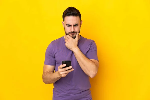 Joven Caucásico Guapo Hombre Aislado Sobre Fondo Amarillo Pensando Enviando —  Fotos de Stock