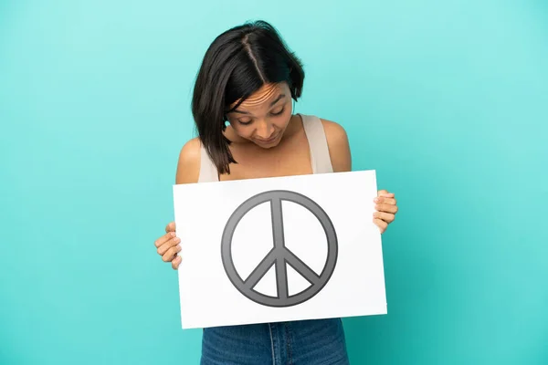 Jovem Mista Mulher Isolada Fundo Azul Segurando Cartaz Com Símbolo — Fotografia de Stock