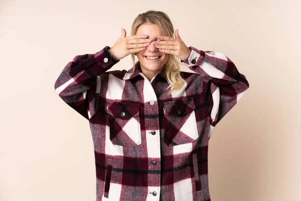 Blonde Woman Isolated Background Covering Eyes Hands Smiling — Stock Photo, Image