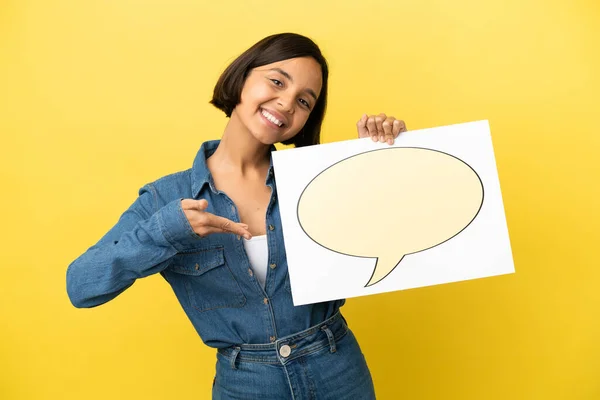 Jovem Mista Mulher Isolada Fundo Amarelo Segurando Cartaz Com Ícone — Fotografia de Stock