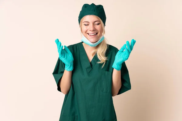 Chirurg Žena Zelené Uniformě Přes Izolované Pozadí Smích — Stock fotografie