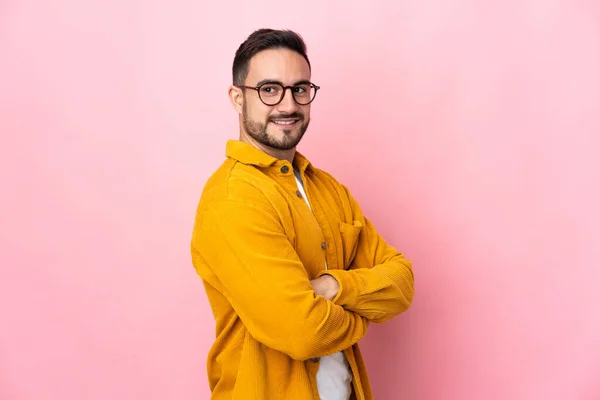 Jovem Caucasiano Bonito Homem Isolado Fundo Rosa Com Braços Cruzados — Fotografia de Stock