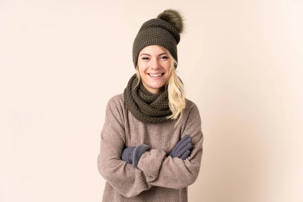 Νεαρή Γυναίκα Χειμωνιάτικο Καπέλο Πάνω Από Απομονωμένο Φόντο Γελάει — Φωτογραφία Αρχείου