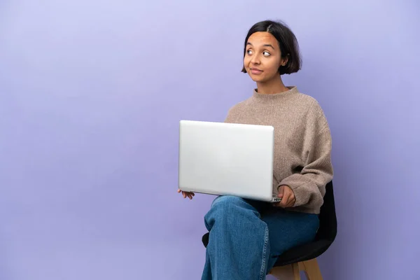 Jovem Mulher Raça Mista Sentado Uma Cadeira Com Laptop Isolado — Fotografia de Stock