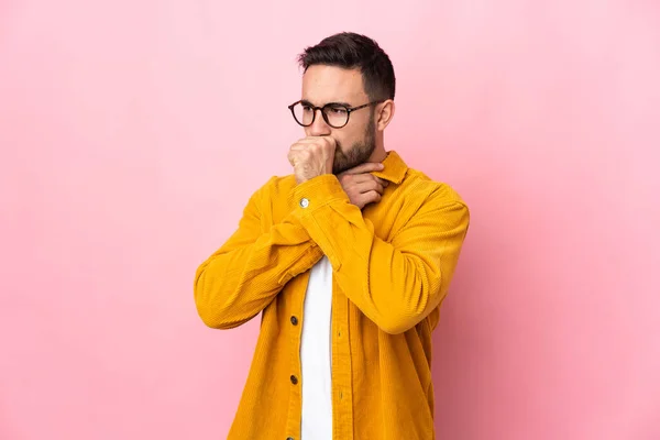 Jonge Blanke Knappe Man Geïsoleerd Roze Achtergrond Hoesten Veel — Stockfoto