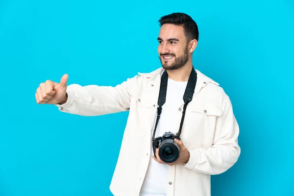 Young Photographer Man Isolated Blue Background Giving Thumbs Gesture — Stock Photo, Image