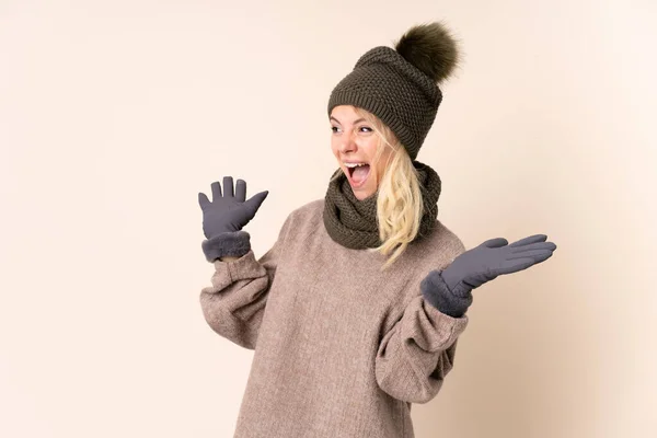 Giovane Donna Con Cappello Invernale Sfondo Isolato Con Espressione Facciale — Foto Stock