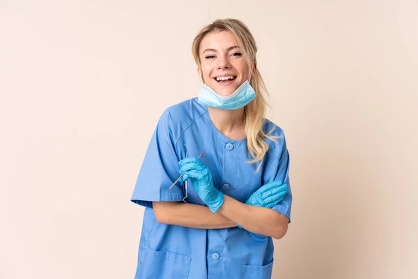 Zubařka Drží Nástroje Přes Izolované Pozadí Smíchem — Stock fotografie