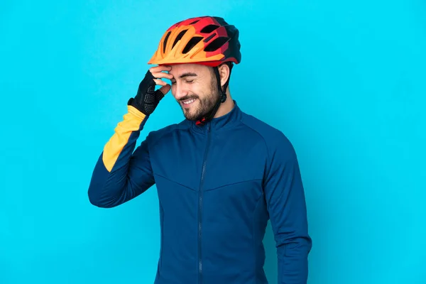 Joven Ciclista Aislado Sobre Fondo Azul Riendo — Foto de Stock