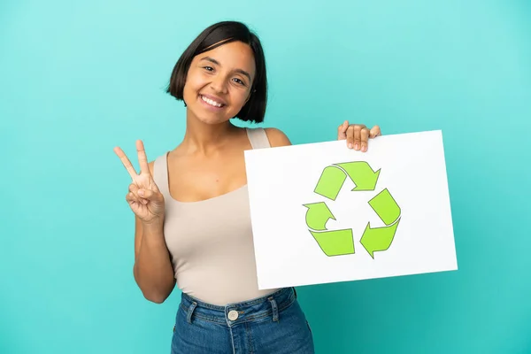 Joven Mujer Raza Mixta Aislada Sobre Fondo Azul Sosteniendo Cartel — Foto de Stock