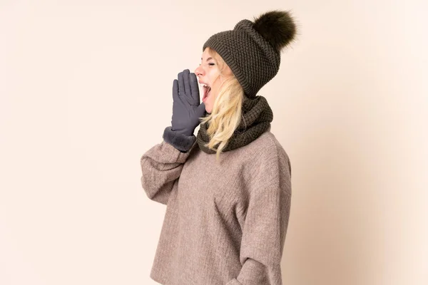 Νεαρή Γυναίκα Χειμερινό Καπέλο Πάνω Από Απομονωμένο Φόντο Φωνάζοντας Στόμα — Φωτογραφία Αρχείου
