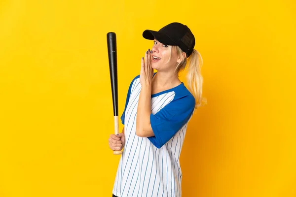 Mladý Ruský Žena Izolovaný Žlutém Pozadí Hrát Baseball Šeptání Něco — Stock fotografie
