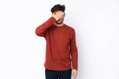 İzole edilmiş geçmişi olan yakışıklı Arap bir adam gözleri elleriyle kapatıyor. Bir şey görmek istemiyorum.