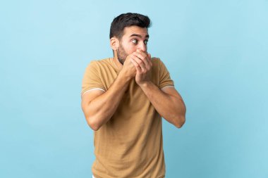 Sakallı, sakallı, ağzı kapalı genç bir adam.