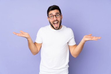 Yüzünde şok ifadesi olan, soyutlanmış, beyaz, yakışıklı bir adam.