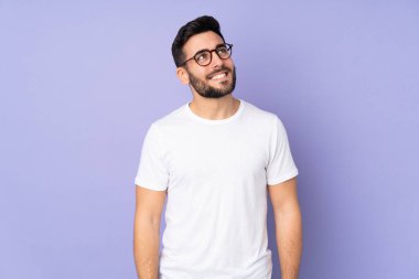 Kafkasyalı yakışıklı bir adam soyutlanmış bir geçmişi araştırırken bir fikir düşünüyor.