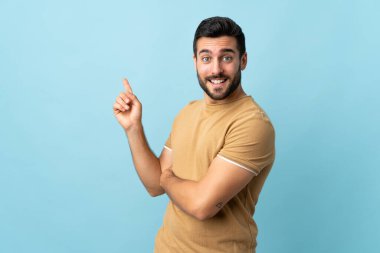 Sakallı, sakallı, soyutlanmış, genç ve yakışıklı bir adam.