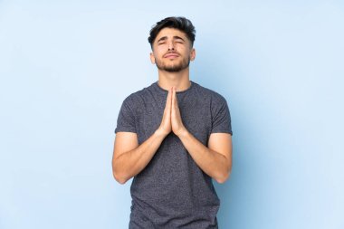 Soyutlanmış geçmişi olan Arap yakışıklı bir adam avuç içlerini bir arada tutar. İnsan bir şey ister.