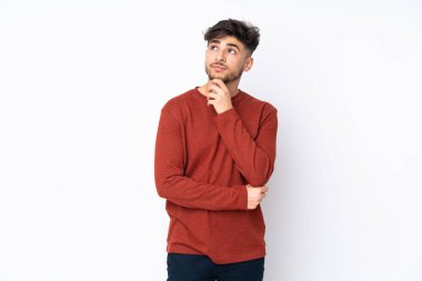 Soyutlanmış geçmişi olan yakışıklı Arap bir adam.