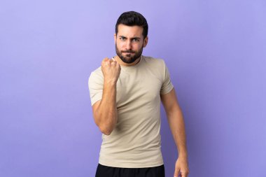 Sakallı, sakallı, soyutlanmış, mutsuz yüzlü genç bir adam.