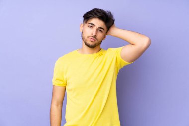 Arap yakışıklı adam soyutlanmış bir geçmişle hayal kırıklığı yaşıyor ve anlamıyor.