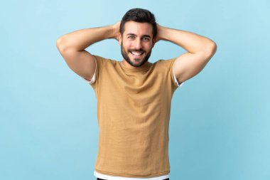 Sakallı, sakallı, genç ve yakışıklı bir adam.