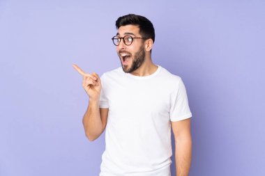 Kafkasyalı yakışıklı adam izole edilmiş arka planda çözümü bulmak için parmağını kaldırıyor.