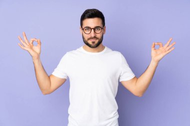 Zen pozunda, beyaz tenli yakışıklı bir adam izole edilmiş.