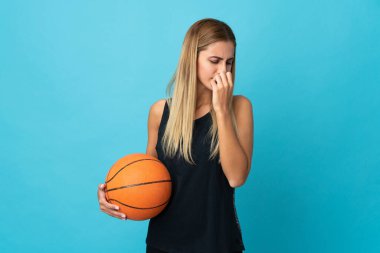 Basketbol oynayan genç bir kadın beyaz arka planda izole edilmiş şüpheleri var.