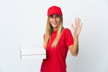 Pizza dağıtan kadın beyaz arka planda izole edilmiş pizzayı tutarken mutlu bir ifadeyle selamlıyor.