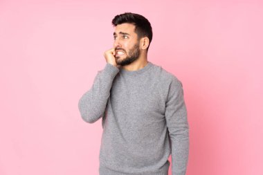 Kafkasyalı yakışıklı bir adamın izole edilmiş bir geçmişi var.