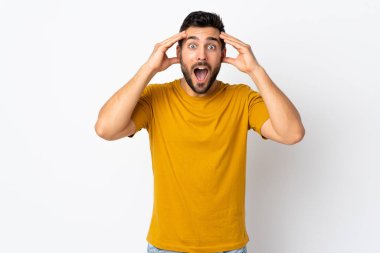 Beyaz arka planda sakallı, yakışıklı genç bir adam. Sürpriz bir ifadeyle.