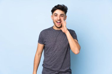 Münzevi bir geçmişi olan yakışıklı Arap bir adam ağzı açık bağırıyor.