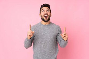 Kafkasyalı yakışıklı, soyutlanmış bir geçmişi var. Şaşırmış ve yukarı bakıyor.