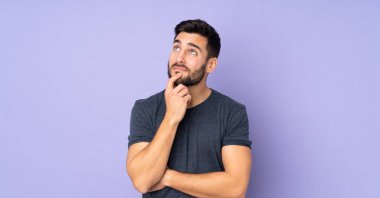 Münferit mor arka plan hakkında kuşkuları olan beyaz yakışıklı bir adam.