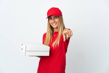 Pizzacı kadın elinde beyaz arka planda izole edilmiş bir pizza tutuyor ve mutlu bir ifadeyle öne bakıyor.