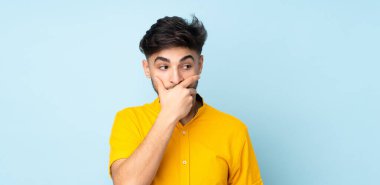 Münzevi bir geçmişi olan Arap yakışıklı bir adamın şüpheleri ve kafası karışık bir yüz ifadesi var.