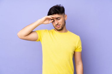 Yorgun ve hasta bir ifadeyle soyutlanmış Arap yakışıklı bir adam.