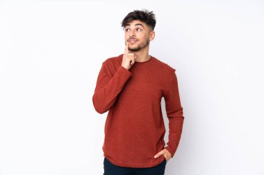 Soyutlanmış geçmişi olan yakışıklı Arap bir adam bir fikir ararken...