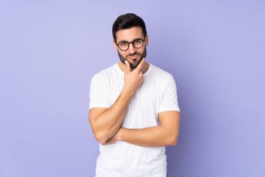 Kafkasyalı yakışıklı bir adam soyutlanmış bir geçmişi düşünüyor.