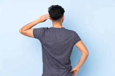 Arka planda izole edilmiş bir geçmişi olan yakışıklı Arap bir adam.