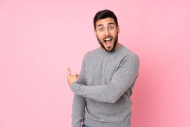 Kafkasyalı yakışıklı, soyutlanmış bir geçmişi var. Şaşırmış ve işaret ediyor.