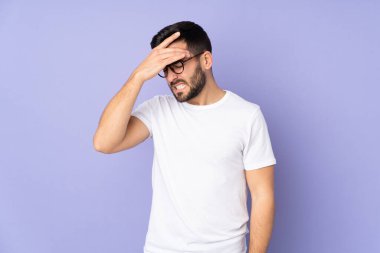 Kafkasyalı yakışıklı, soyutlanmış, baş ağrısı olan bir adam.