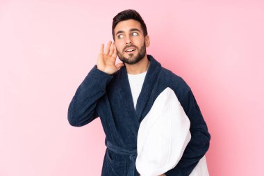 Genç adam pembe arka planda izole bir şekilde uyuyacak.