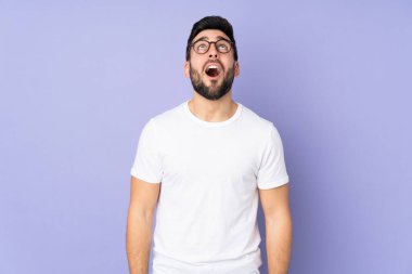 Kafkasyalı yakışıklı adam soyutlanmış bir şekilde yukarı bakıyor ve şaşırmış bir ifadeyle