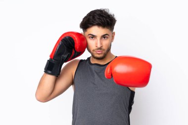 Beyaz arka planda boks eldivenleriyle izole edilmiş Arap spor adamı.