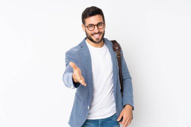 Kafkasyalı iş adamı iyi bir anlaşmadan sonra beyaz arka planda el sıkışırken izole edildi