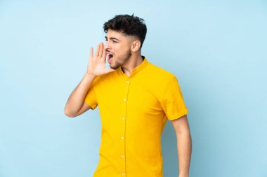 Arap yakışıklı adam izole edilmiş arka planda ağzı sonuna kadar açık bağırıyor.